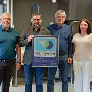 Ordfører holder utmerkelsen sammen med og mottagere av utmerkelsen
