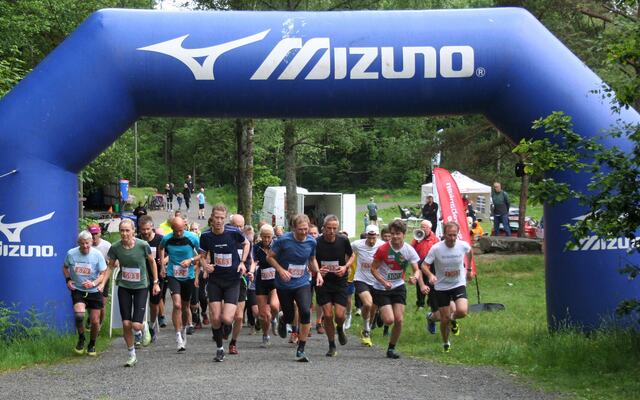 Fra starten for kort løype på 3,5 km med 129 løpere i feltet. (Foto: Sverre Larsen)
