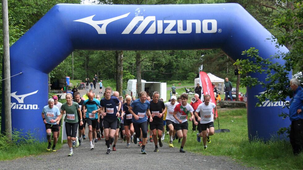 Fra starten for kort løype på 3,5 km med 129 løpere i feltet. (Foto: Sverre Larsen)
