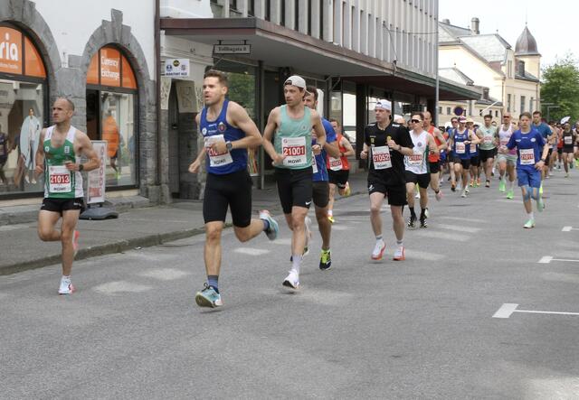 Halvmaraton hadde flest deltakere, og startskuddet gikk en time ett start maraton. Foto: Helge Fuglseth