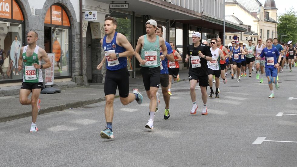 Halvmaraton hadde flest deltakere, og startskuddet gikk en time ett start maraton. Foto: Helge Fuglseth