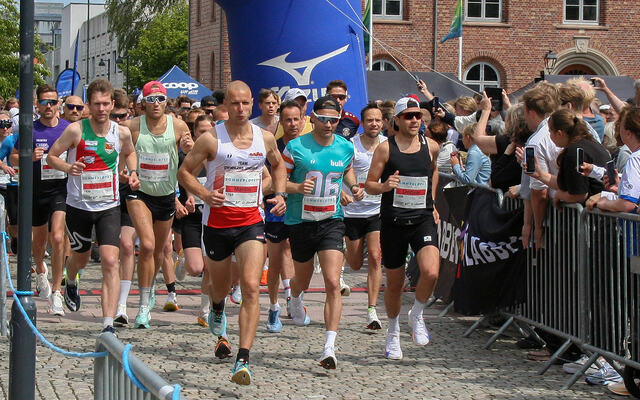 Fra starten av halvmaraton på torget i Kristiansand klokken 13.30. (Alle foto: Sverre Larsen)