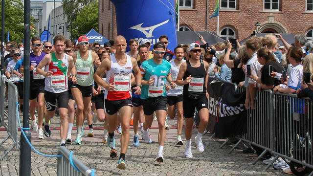 Fra starten av halvmaraton på torget i Kristiansand klokken 13.30. (Alle foto: Sverre Larsen)