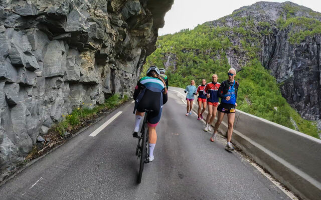 Emma Julie Dyrhovden er her på vei mot mål på toppen av den svingete og bratte veien opp gjennom Bergsdalen. Bjørn Tore Kronen Taranger er på vei ned. (Alle foto: Arne Dag Myking)