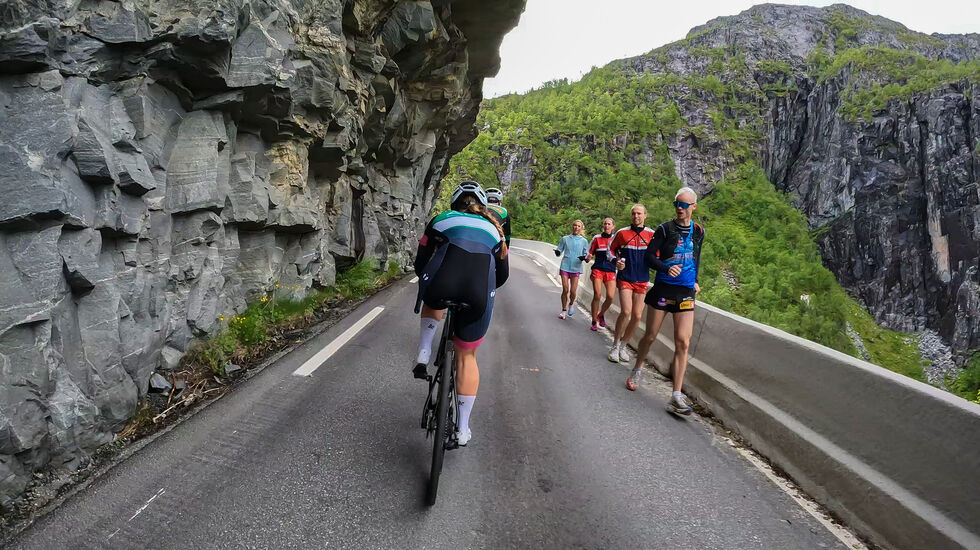 Emma Julie Dyrhovden er her på vei mot mål på toppen av den svingete og bratte veien opp gjennom Bergsdalen. Bjørn Tore Kronen Taranger er på vei ned. (Alle foto: Arne Dag Myking)