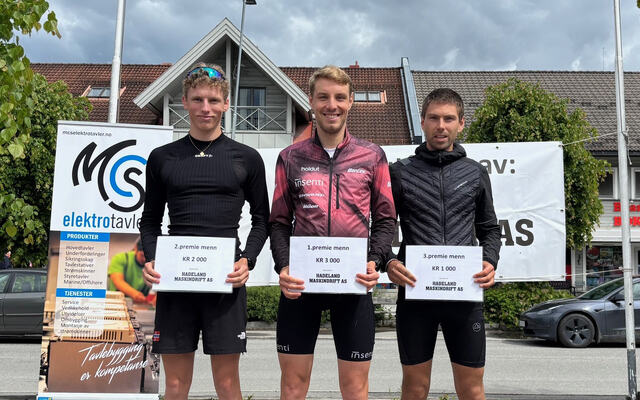 Premiepallen for menn i Brandbukampen Opp: August Hovde, Jon Breivold og Geir Steig. (Foto: Christian Prestegaard)