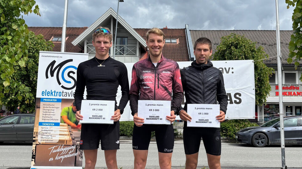 Premiepallen for menn i Brandbukampen Opp: August Hovde, Jon Breivold og Geir Steig. (Foto: Christian Prestegaard)