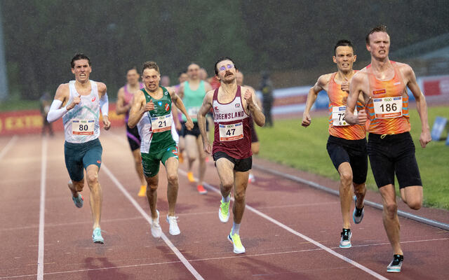 Narve Gilje Nordås (186) spurter til seier foran treningskompis José Carlos Pinto (726) og Callum Davies (47) fra Portugal. (Foto: Einar Børve)