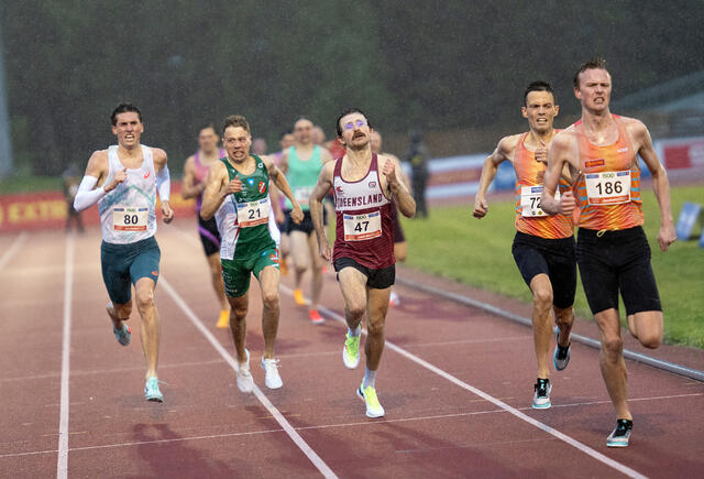Narve Gilje Nordås spurter til seier foran treningskompis José Carlos Pinto og Callum Davies fra Portugal. (Foto: Einar Børve)