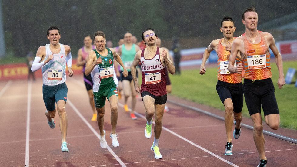 Narve Gilje Nordås spurter til seier foran treningskompis José Carlos Pinto og Callum Davies fra Portugal. (Foto: Einar Børve)