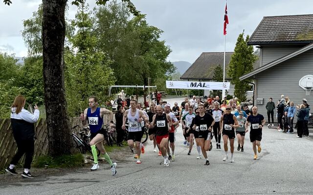 Starten er fra skolen på Stette. Det starter med en nedoverbakke etter 100 meter. Kristian Nedregård tar teten. Foto: Helge Fuglseth
