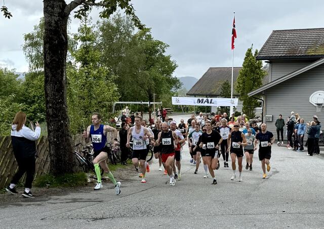 Starten er fra skolen på Stette. Det starter med en nedoverbakke etter 100 meter. Foto: Helge Fuglseth