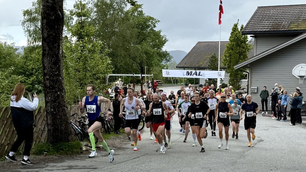 Starten er fra skolen på Stette. Det starter med en nedoverbakke etter 100 meter. Foto: Helge Fuglseth