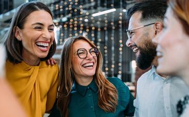 I mindre bedrifter er god ledelse personlig – det handler om å være til stede, bygge tillit og gjøre de små tingene som skaper stor verdi. (Foto: Istock.com)