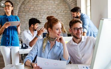 Stadig færre unge ønsker å bli ledere – men kanskje er det ikke et nei til ansvar, men et ja til en ny form for ledelse. (Foto: Istock.com)