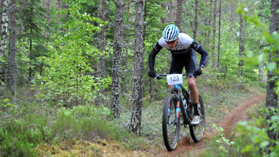 Østen Brovold Midsundstad på soloraid på Finnskogen lørdag. (Foto: Desiree M. Kristiansen/Terrengsykkelpodden)
