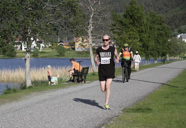 Første og siste del av sommerkarusellen går langs Lillevatnet i Spjelkavik. Foto: Helge Fuglseth