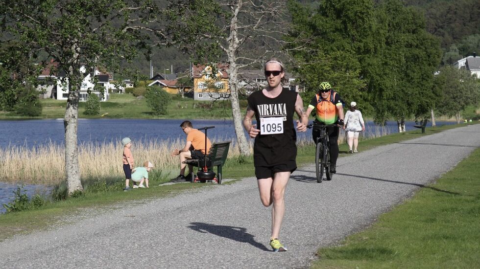 Første og siste del av sommerkarusellen går langs Lillevatnet i Spjelkavik. Foto: Helge Fuglseth