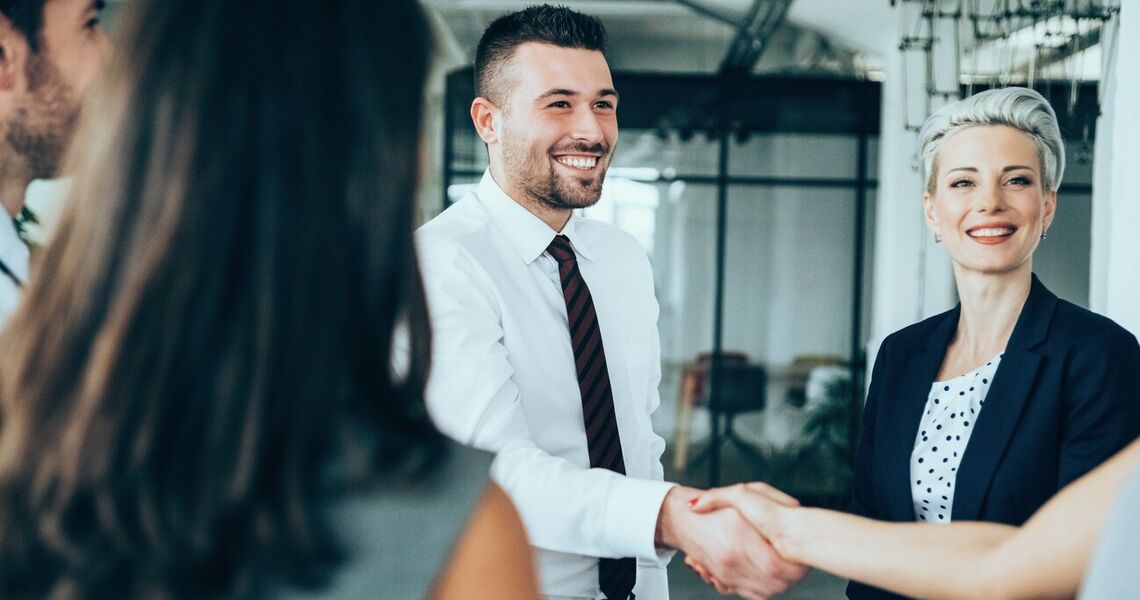 En enkel velkomstmelding og tydelig forventningsavklaring kan utgjøre forskjellen mellom en trygg start og en tidlig oppsigelse. (Foto: Istock.com) En enkel velkomstmelding og tydelig forventningsavklaring kan utgjøre forskjellen mellom en trygg start og en tidlig oppsigelse. (Foto: Istock.com)