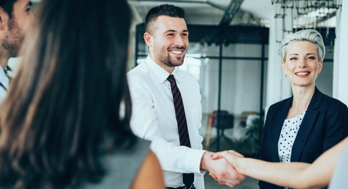 En enkel velkomstmelding og tydelig forventningsavklaring kan utgjøre forskjellen mellom en trygg start og en tidlig oppsigelse. (Foto: Istock.com)