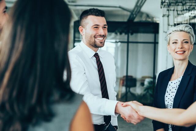 En enkel velkomstmelding og tydelig forventningsavklaring kan utgjøre forskjellen mellom en trygg start og en tidlig oppsigelse. (Foto: Istock.com)