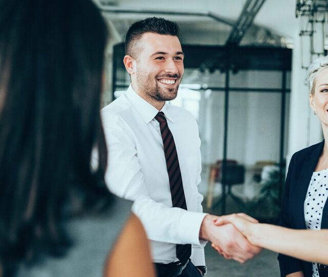 En enkel velkomstmelding og tydelig forventningsavklaring kan utgjøre forskjellen mellom en trygg start og en tidlig oppsigelse. (Foto: Istock.com)