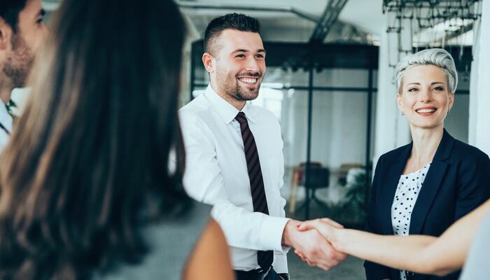 En enkel velkomstmelding og tydelig forventningsavklaring kan utgjøre forskjellen mellom en trygg start og en tidlig oppsigelse. (Foto: Istock.com)