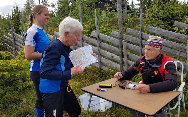 Ingunn Lund Nordstrøm og Inger G. Lund leser av tidtakerbrikken hos Einar Stensby.