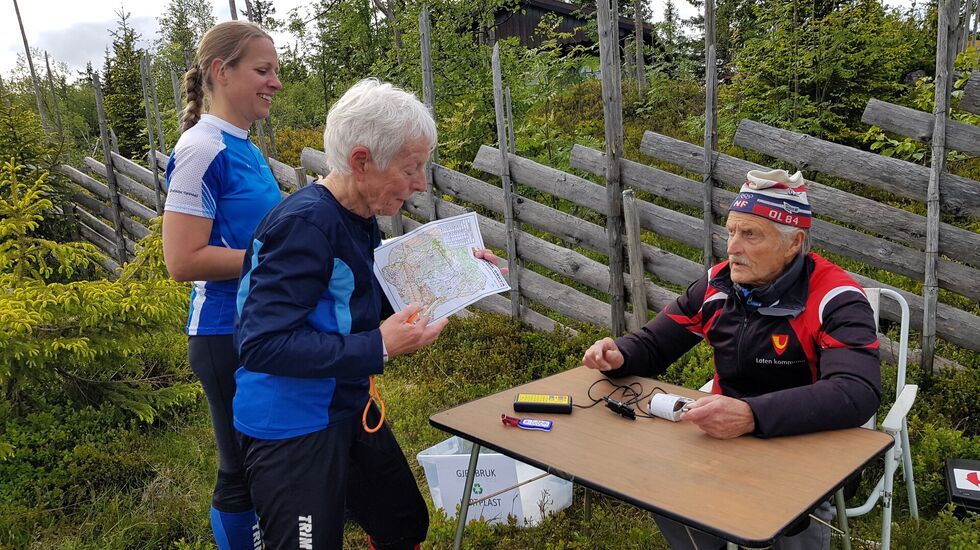 Ingunn Lund Nordstrøm og Inger G. Lund leser av tidtakerbrikken hos Einar Stensby.