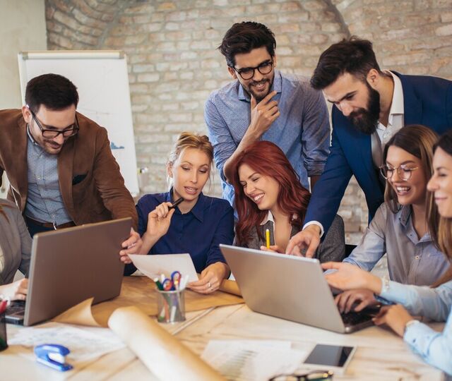 Stadig færre unge ønsker å bli ledere – men kanskje er det ikke et nei til ansvar, men et ja til en ny form for ledelse. (Foto: Istock.com)