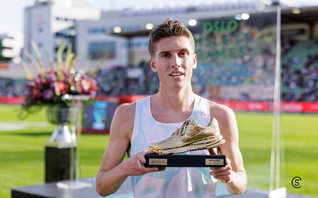 Gullsko etter fall: Andreas Fjeld Halvorsen fikk Kondis sin gullsko som Norges og kanskje verdens beste junior når det gjelder langdistanseløping. (Foto: Sylvain Cavatz)