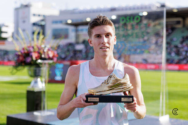 Gullsko etter fall: Andreas Fjeld Halvorsen fikk Kondis sin gullsko som Norges og kanskje verdens beste junior når det gjelder langdistanseløping. (Foto: Sylvain Cavatz)