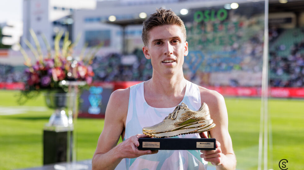 Gullsko etter fall: Andreas Fjeld Halvorsen fikk Kondis sin gullsko som Norges og kanskje verdens beste junior når det gjelder langdistanseløping. (Foto: Sylvain Cavatz)