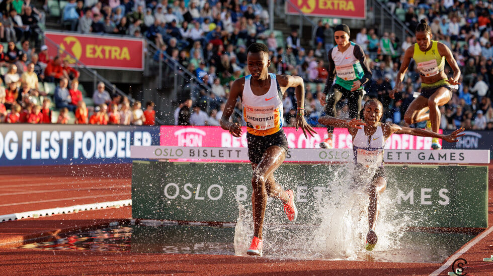 I tet: Faith Cherotich foran Winfred Yavi men et stykke etter haren over vanngraven. (Foto: Sylvain Cavatz) 