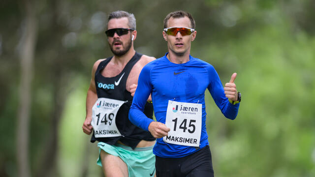 Søndag er det klart for Frøylandsvatnet Rundt, og fjorårets vinner Tore Høien (145) er påmeldt. Her fra i fjor, med Kristoffer Ingebrigtsen i dragsuget. (Foto: Frode Håland)