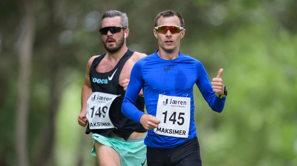 Søndag er det klart for Frøylandsvatnet Rundt, og fjorårets vinner Tore Høien (145) er påmeldt. Her fra i fjor, med Kristoffer Ingebrigtsen i dragsuget. (Foto: Frode Håland)