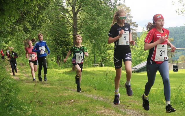 Fra 1 km for 11-14 åringene med Elvira Sæther Fossum foran Signe Nilsen Bardal og Edvard Sæther Fossum. (Foto: Gunnar Bureid)