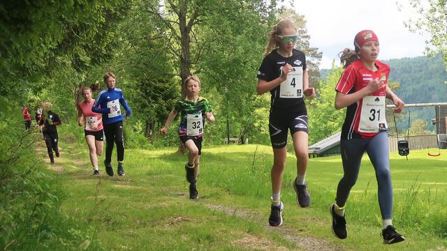 Fra 1 km for 11-14 åringene med Elvira Sæther Fossum foran Signe Nilsen Bardal og Edvard Sæther Fossum. (Foto: Gunnar Bureid)