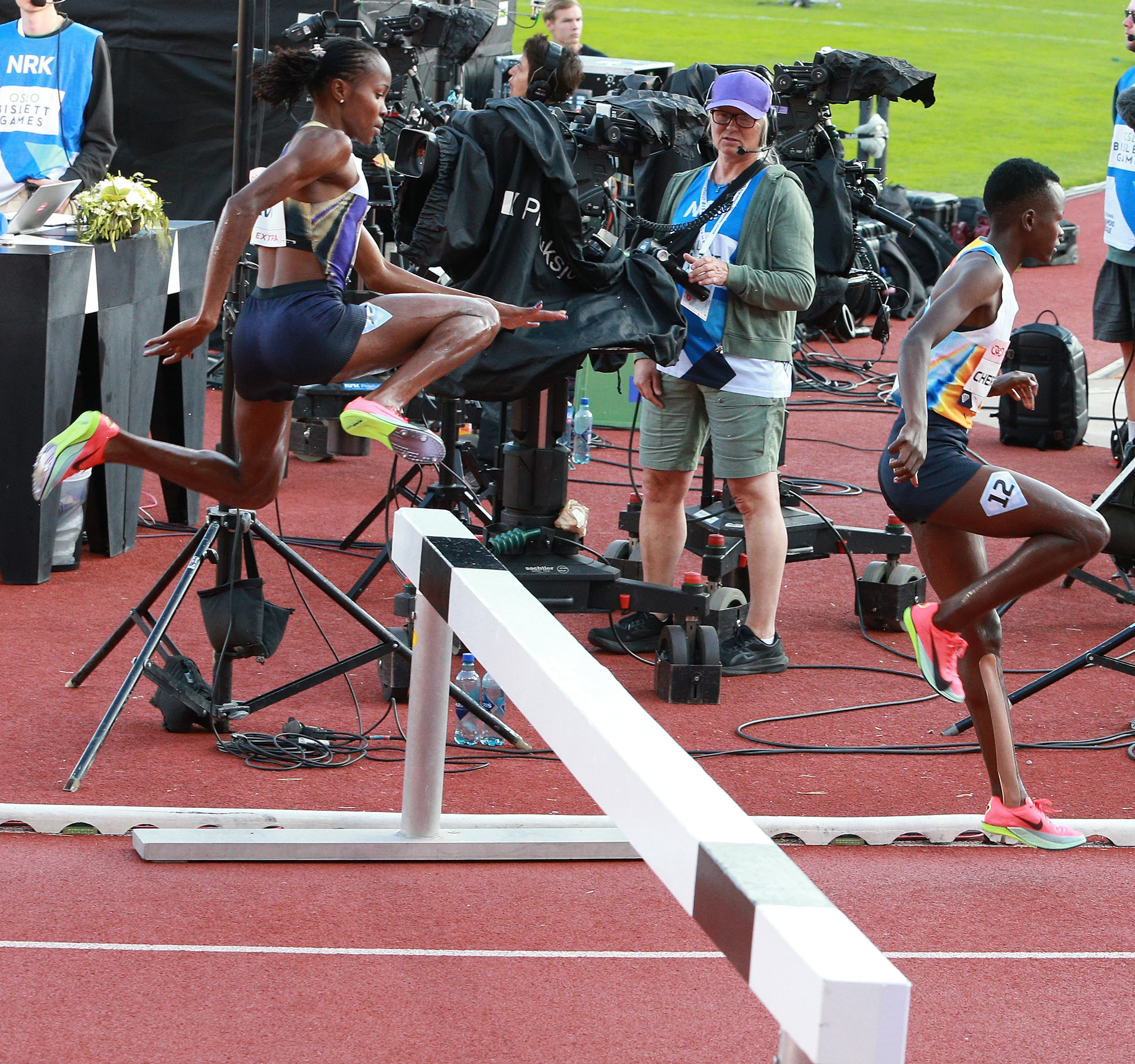 3000m_hinder_damer_Cherotich_foran_Yavi_over_hinder_AZ3T7357.jpg