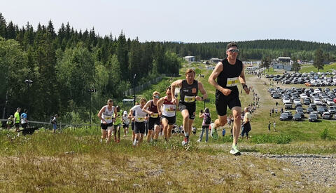 Ut fra start i Birkebeinerløpet. Kristoffer Skjerping (50) har tatt teten foran Joar Thele og Sjur Prestsæter. (Foto: Rolf Bakken)