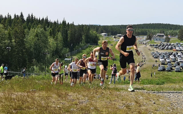 Ut fra start i Birkebeinerløpet. Kristoffer Skjerping (50) har tatt teten foran Joar Thele og Sjur Prestsæter. (Foto: Rolf Bakken)