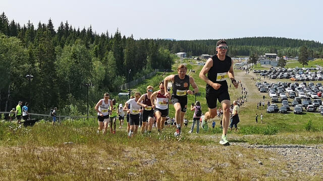 Ut fra start i Birkebeinerløpet. Kristoffer Skjerping (50) har tatt teten foran Joar Thele og Sjur Prestsæter. (Foto: Rolf Bakken)
