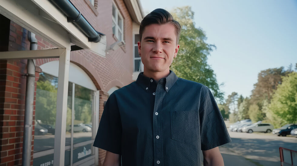 Jakob Ingebrigtsen på vei til behandling. (Foto: Skjermdump fra Youtube)