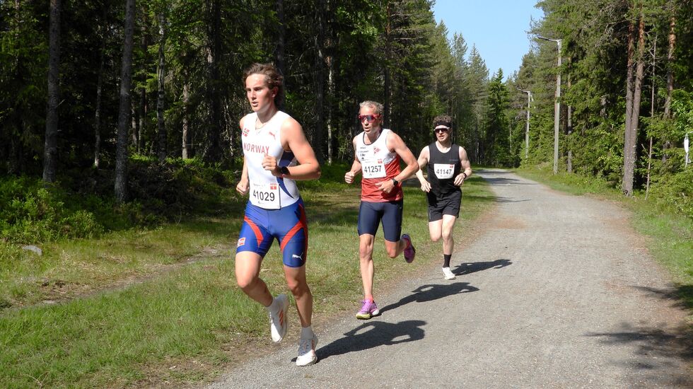 De tre beste herrene passerte Kroken samlet med toeren Daniel Egedius i front foran treeren Knut Ødegaard og vinneren Petter Soleng Skinstad. (Foto: Stein Arne Negård)