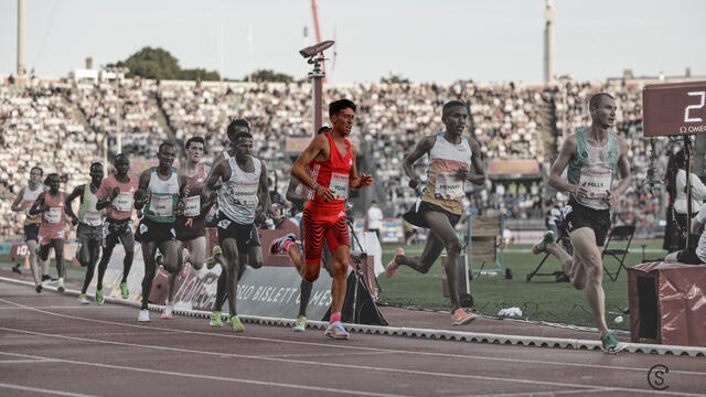 Nico Young på vei mot imponerende seier på Bislett. (Foto: Syvain Cavatz / Fargeredigert av Tom-Arild Hansen)