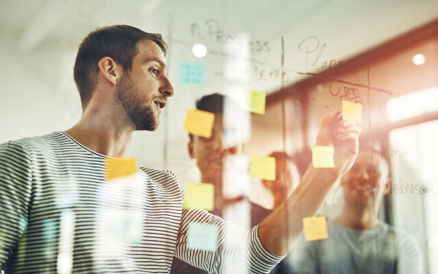 Å vurdere hva som virkelig er verdt innsatsen, handler ikke bare om tall – men om strategi, mennesker og fremtidige valg. (Foto: Istock.com)