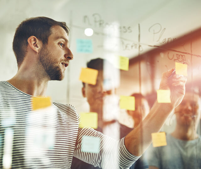Å vurdere hva som virkelig er verdt innsatsen, handler ikke bare om tall – men om strategi, mennesker og fremtidige valg. (Foto: Istock.com)