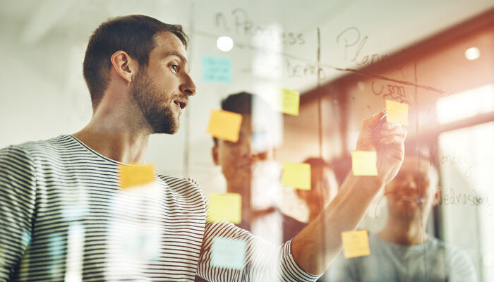 Å vurdere hva som virkelig er verdt innsatsen, handler ikke bare om tall – men om strategi, mennesker og fremtidige valg. (Foto: Istock.com)