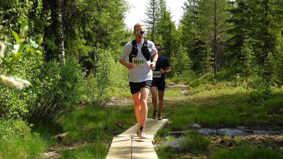 Johannes Thingnes Bø med 5 km igjen av sin første maraton. (Foto: Stein Arne Negård)