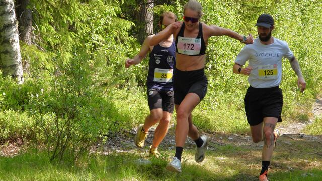 Vinner Karoline Simpson-Larsen spretter forbi Mats Emil Sand og Jonas Steen på plankene ved Kroken 6 km før mål. (Foto: Stein Arne Negård)